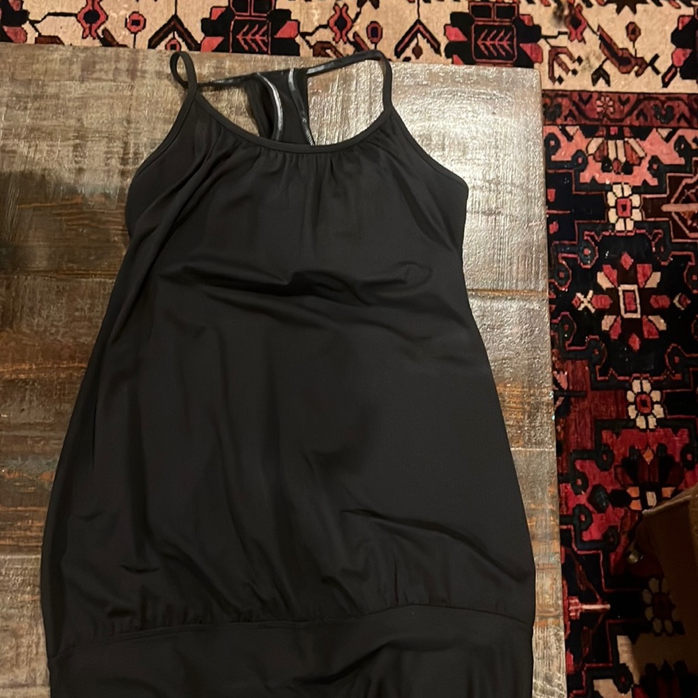 size 6 Lululemon tank top in black with a built in bra! Like new
